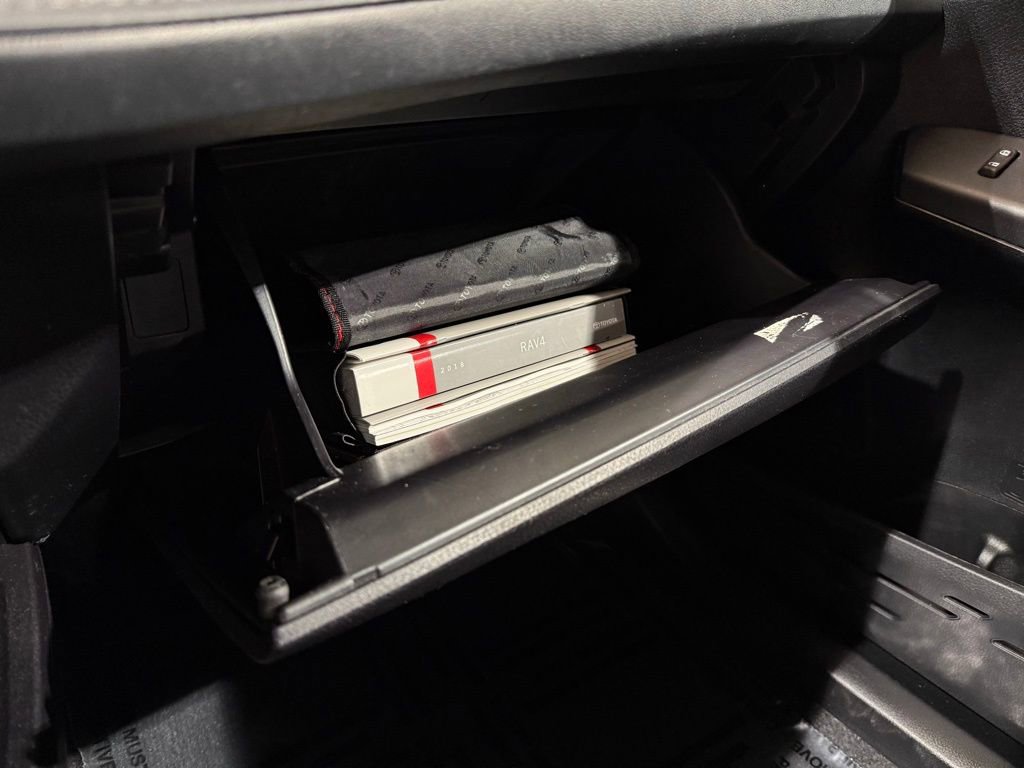 Used 2018 Toyota RAV4 LE image 27