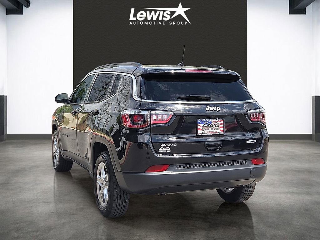 Used 2024 Jeep Compass Latitude AWD/4WD image 3