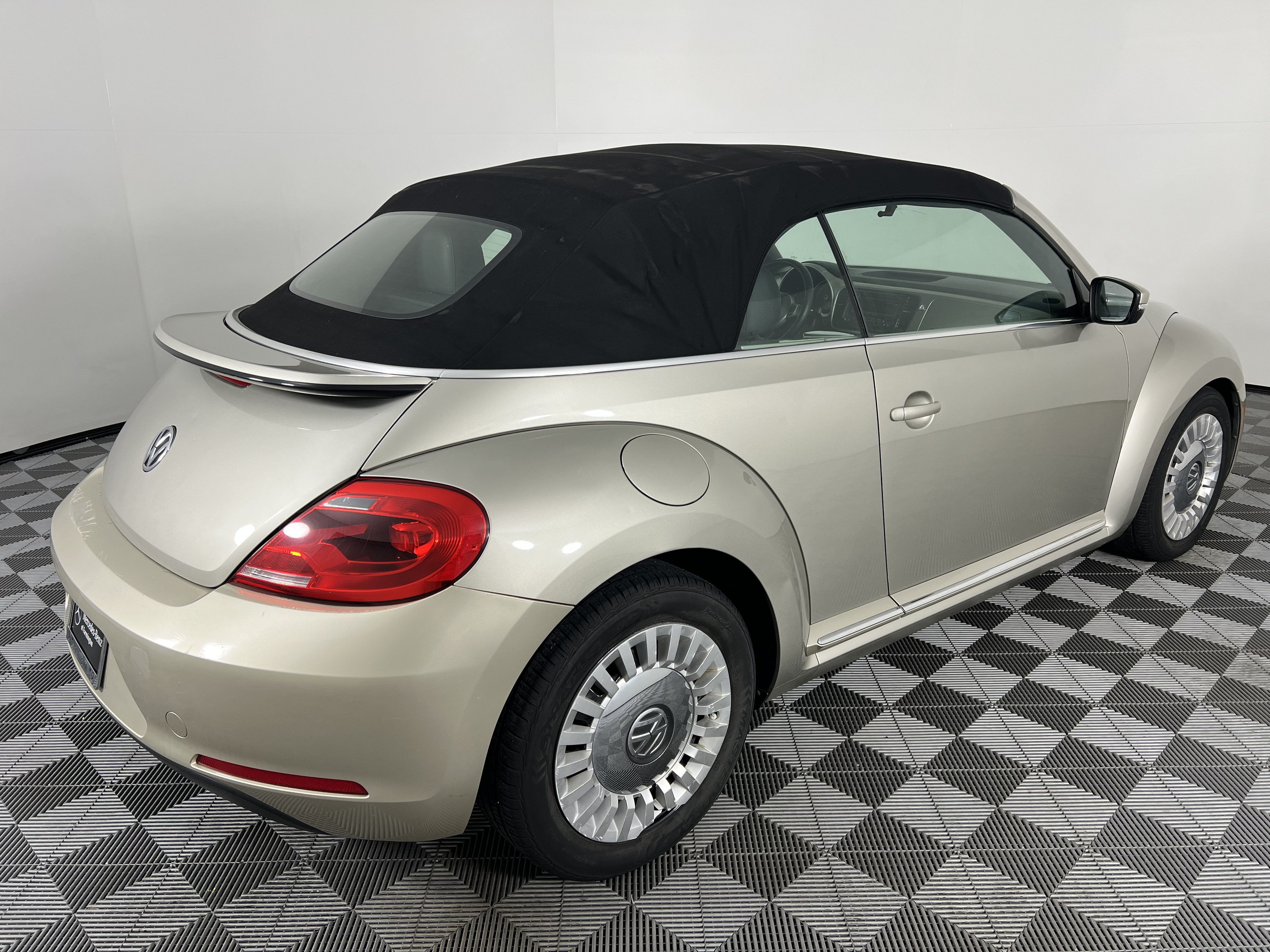 Used 2015 Volkswagen Beetle 1.8T FWD image 18