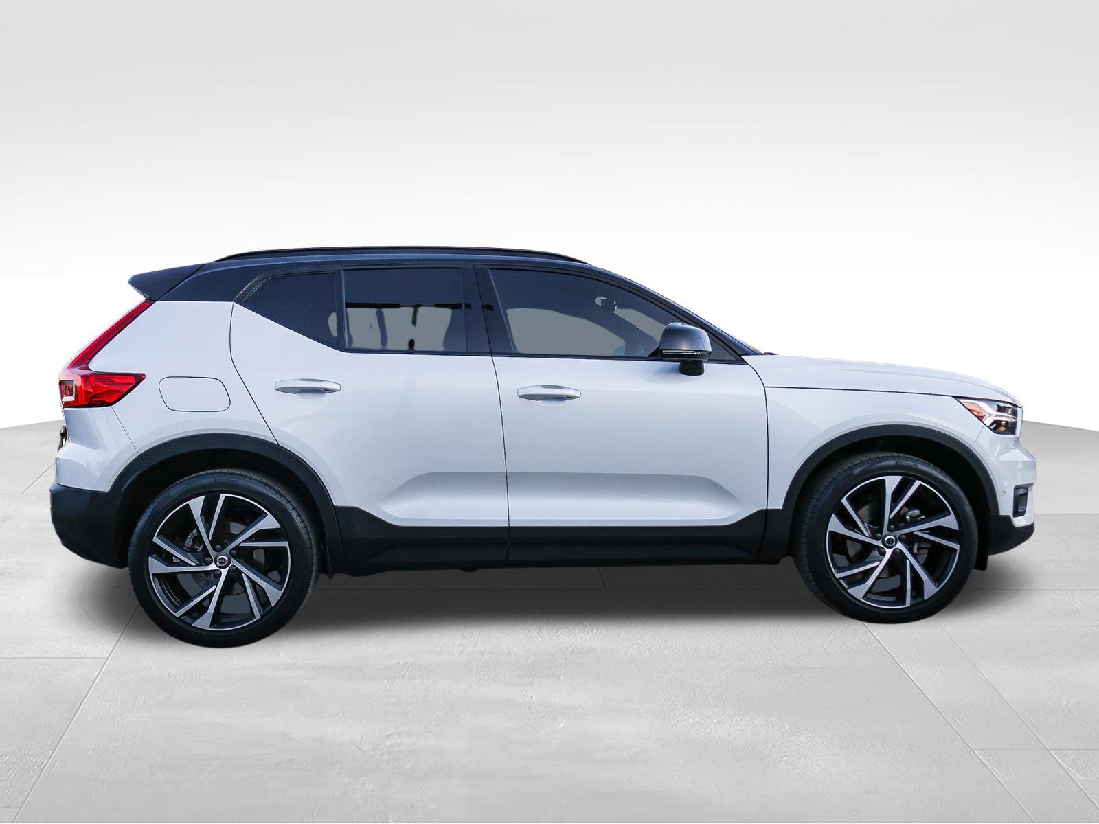 Used 2022 Volvo XC40 T4 R-Design w/ Advanced Package FWD image 4