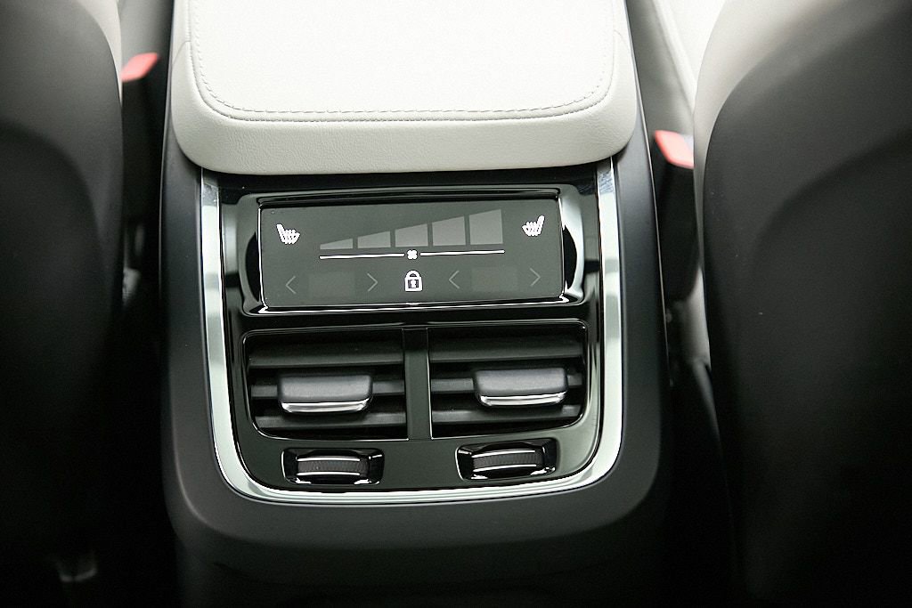 Used 2022 Volvo XC90 T8 R-Design image 28