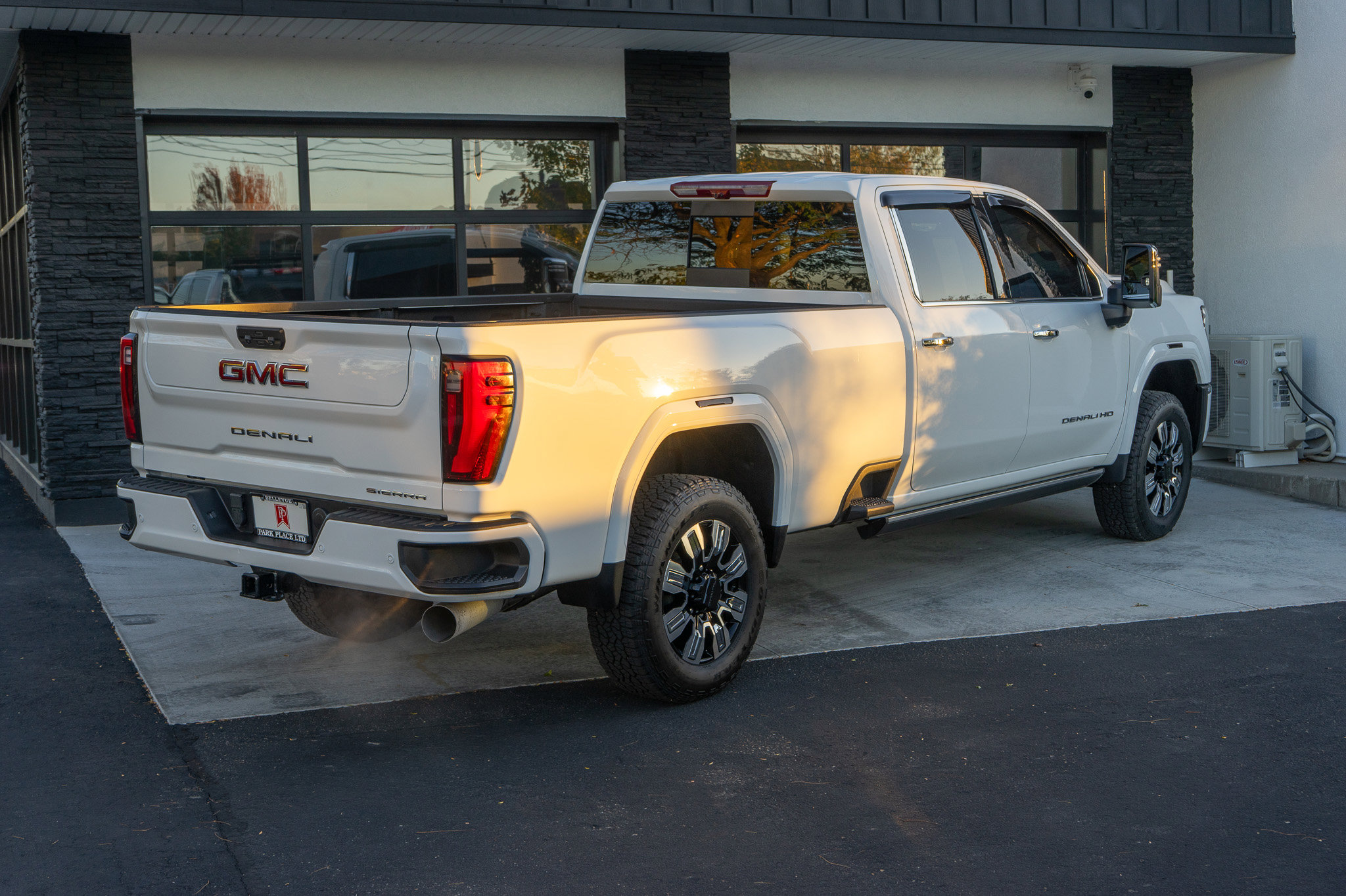 Used 2024 GMC Sierra 3500 Denali w/ Denali Reserve Package image 9