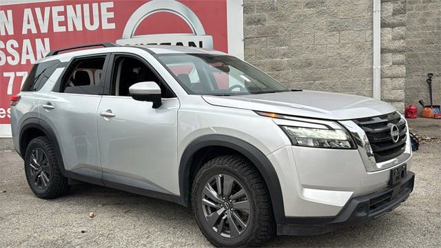 Used 2024 Nissan Pathfinder SV image 2