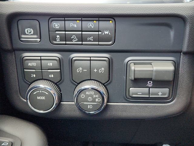 New 2026 Chevrolet Suburban LT w/ Comfort Package AWD/4WD image 24