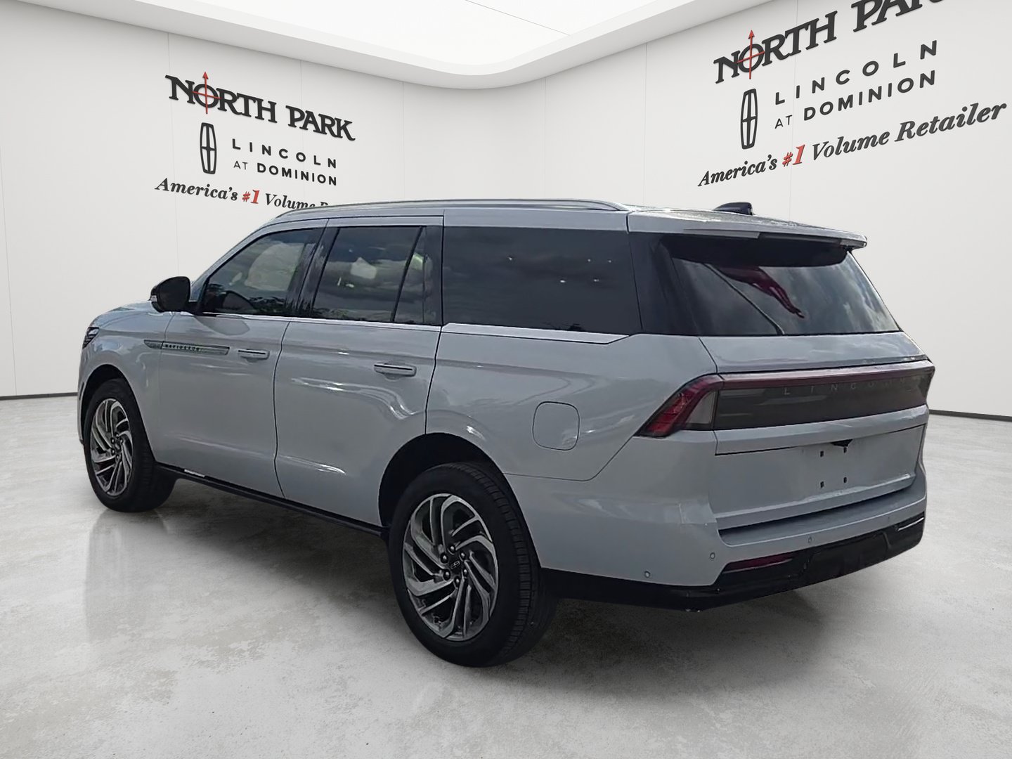 Used 2025 Lincoln Navigator Reserve AWD/4WD image 3