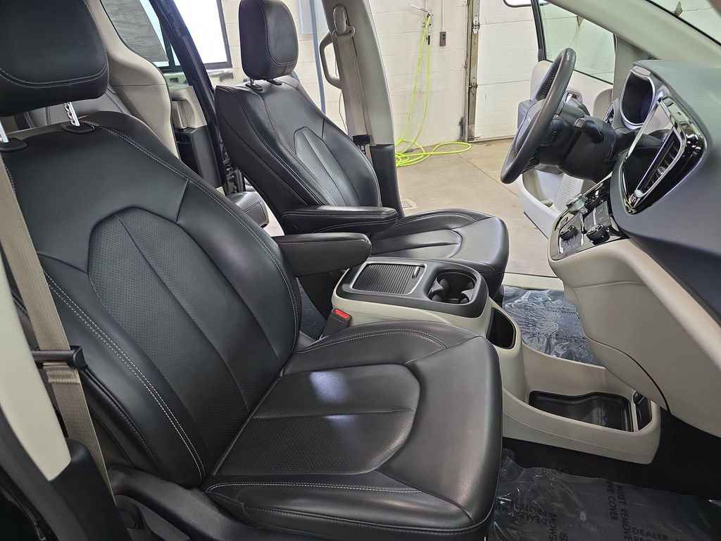 Certified 2023 Chrysler Pacifica Touring-L FWD image 10