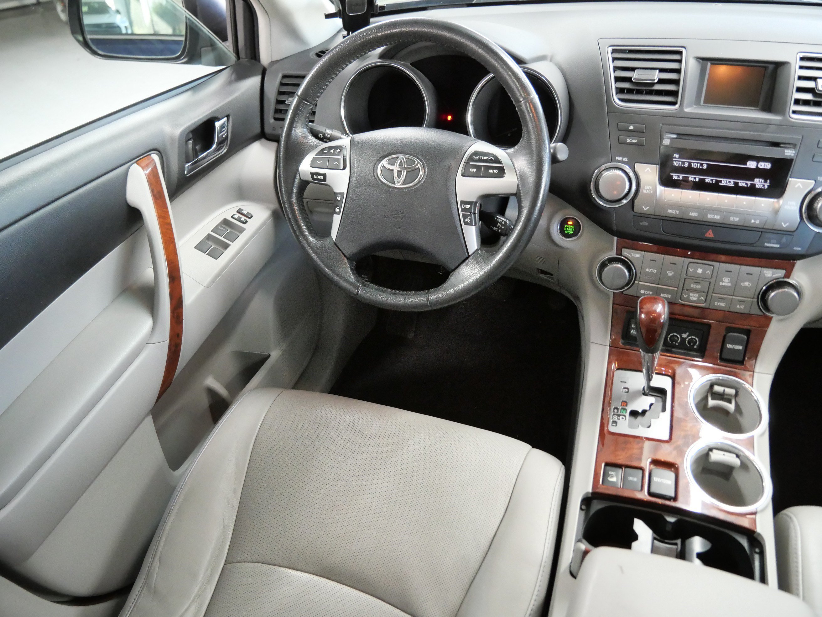 Used 2012 Toyota Highlander Limited w/ Tow Pkg AWD/4WD image 9