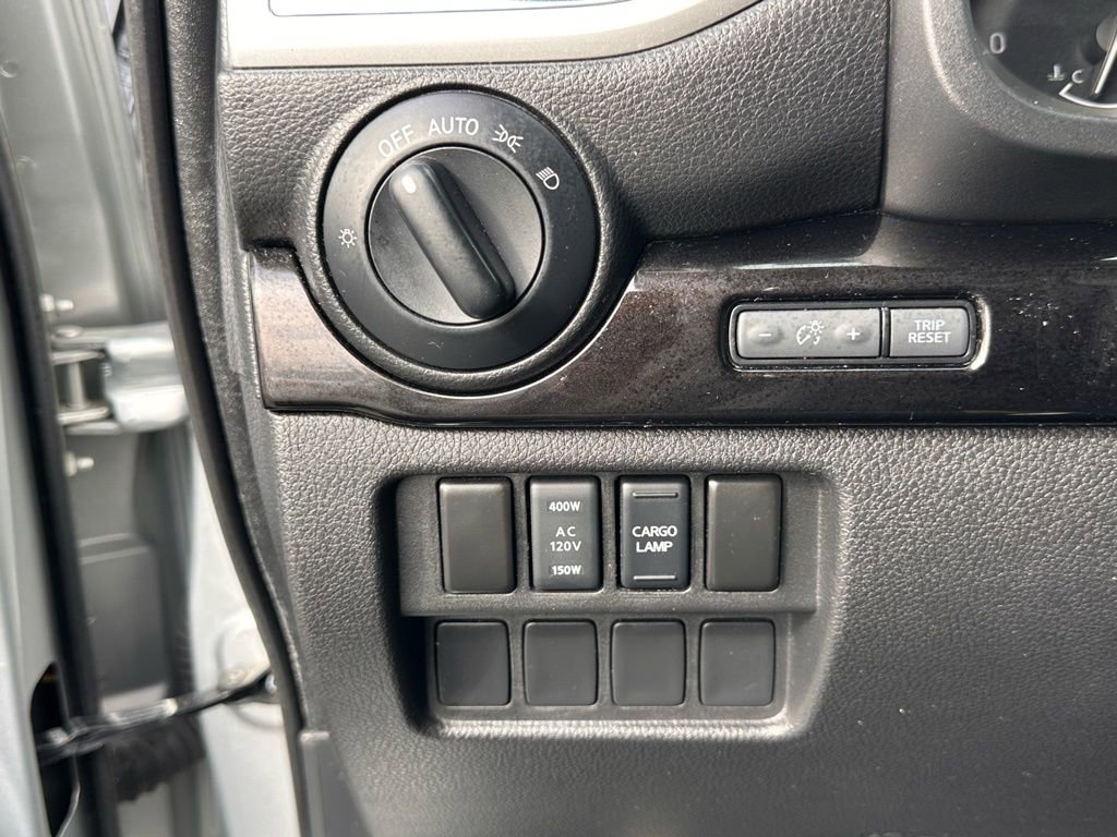 Used 2018 Nissan Titan SV w/ SV Convenience Package image 36