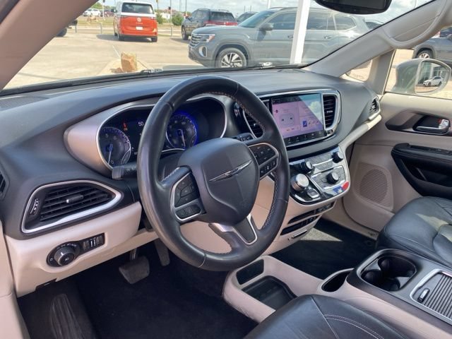 Used 2022 Chrysler Pacifica Touring-L FWD image 6
