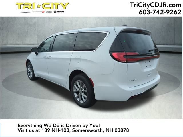 New 2026 Chrysler Pacifica Select image 3