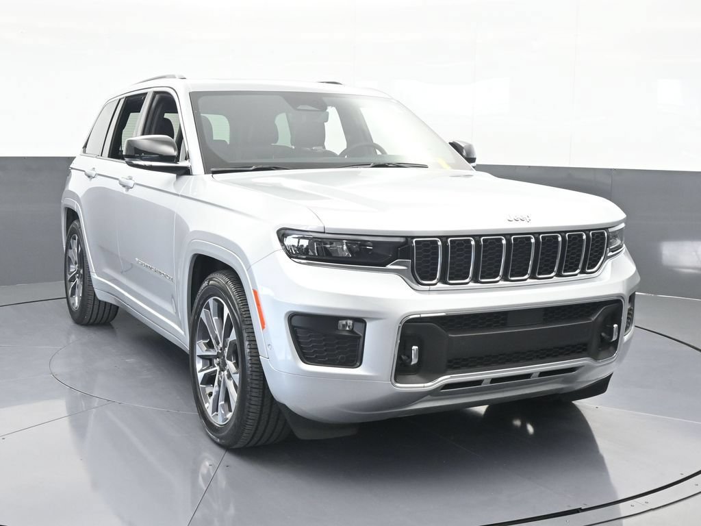 Used 2024 Jeep Grand Cherokee Overland w/ Luxury Tech Group IV AWD/4WD image 9