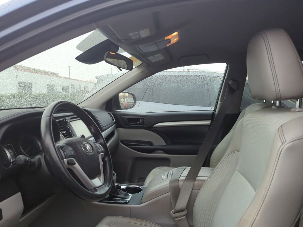 Used 2017 Toyota Highlander Plus image 6