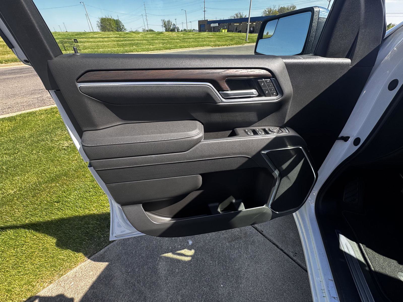 Used 2025 GMC Sierra 1500 SLT AWD/4WD image 8