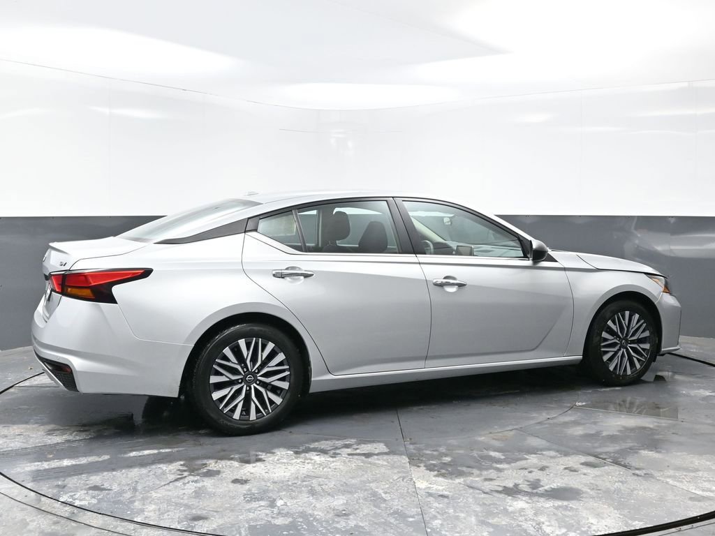 Used 2024 Nissan Altima 2.5 SV image 3