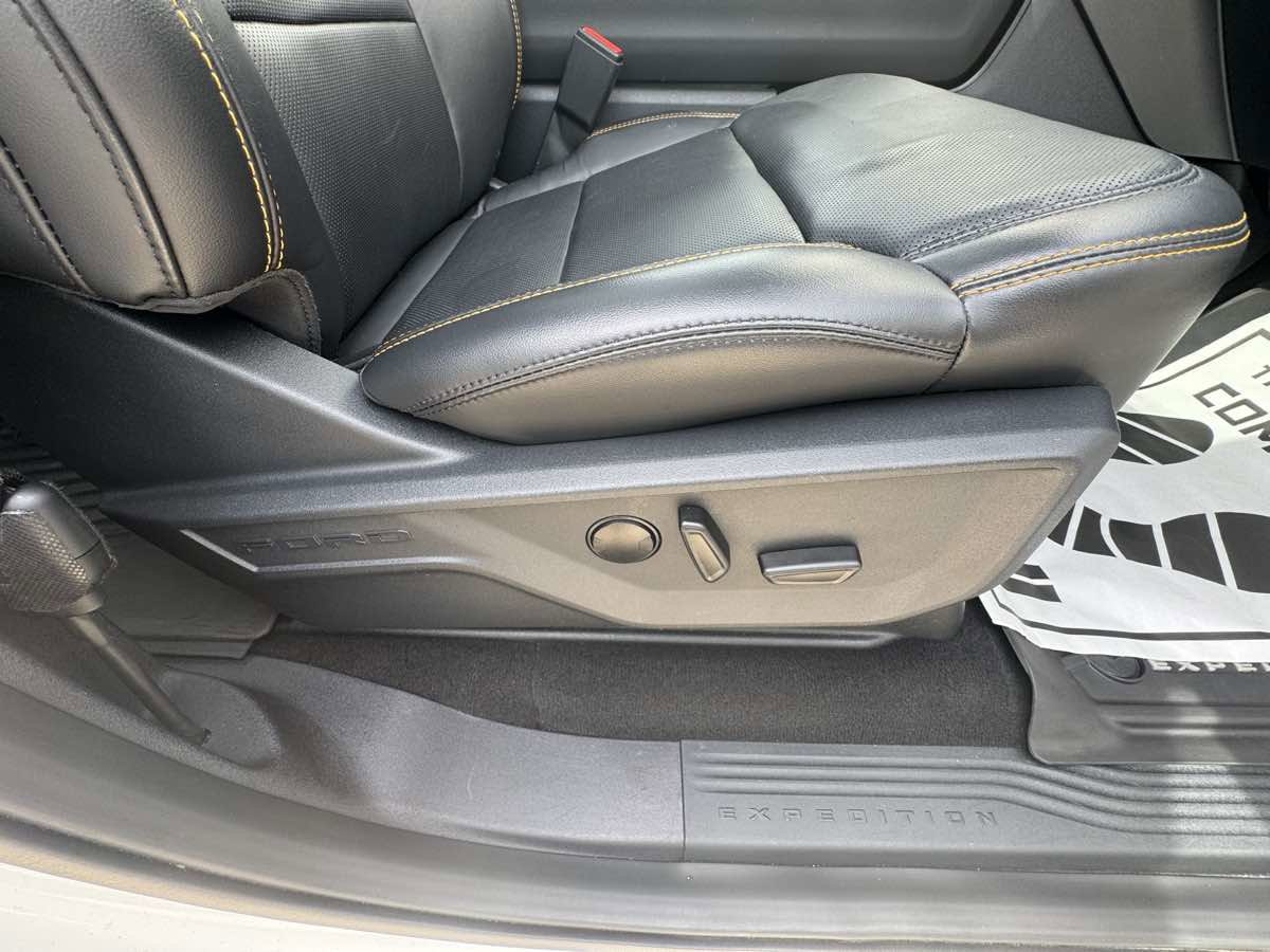 Used 2025 Ford Expedition Tremor image 32