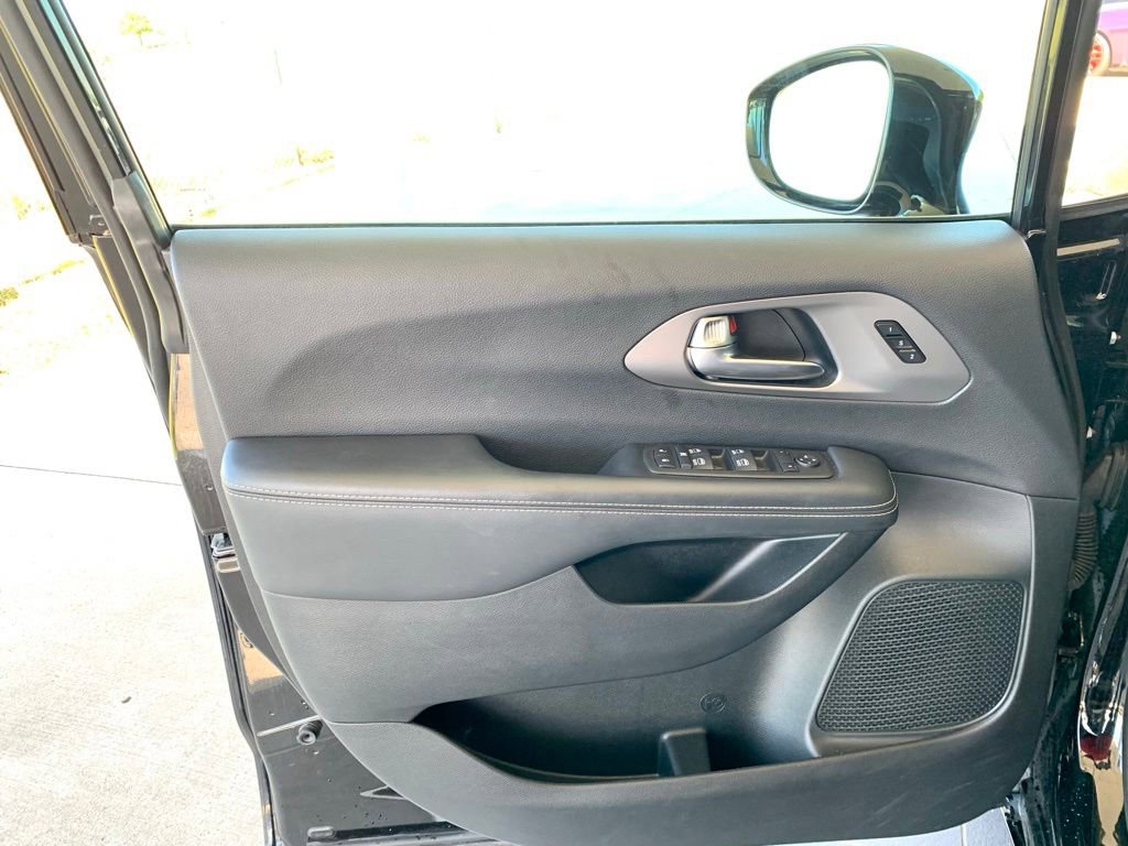 Used 2025 Chrysler Pacifica Select FWD image 11