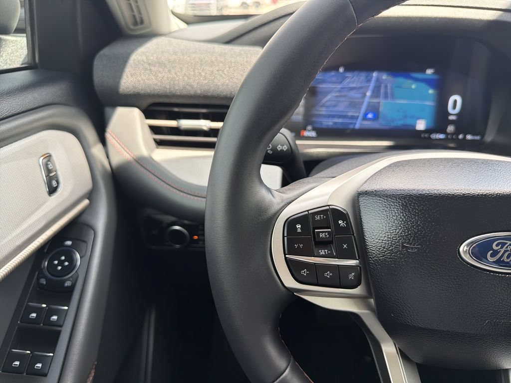 Used 2025 Ford Explorer Active RWD image 32