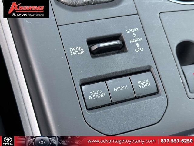 Used 2023 Toyota Highlander XLE AWD/4WD image 39