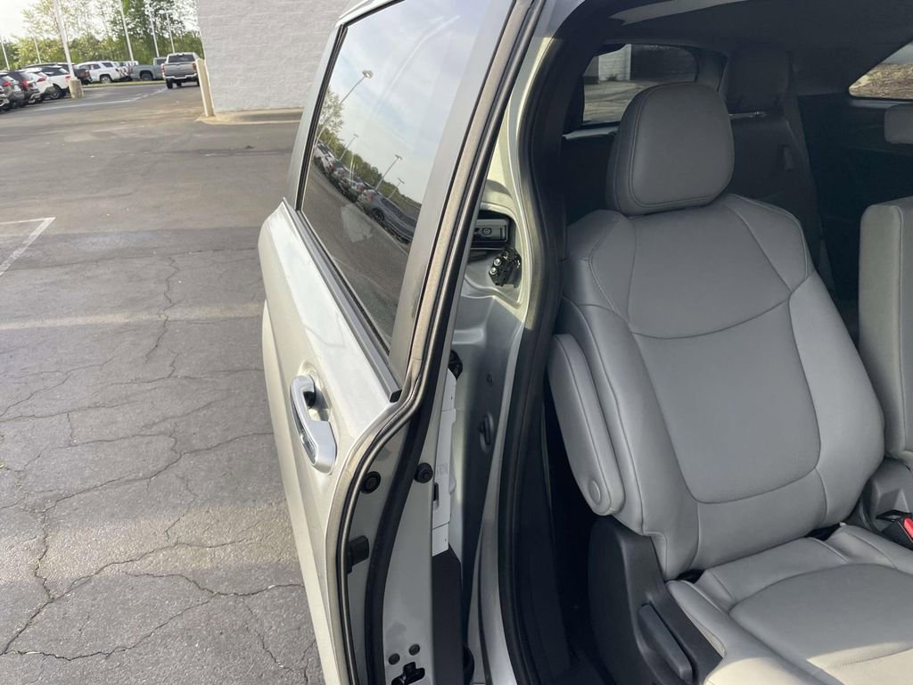 Used 2025 Toyota Sienna XLE image 44
