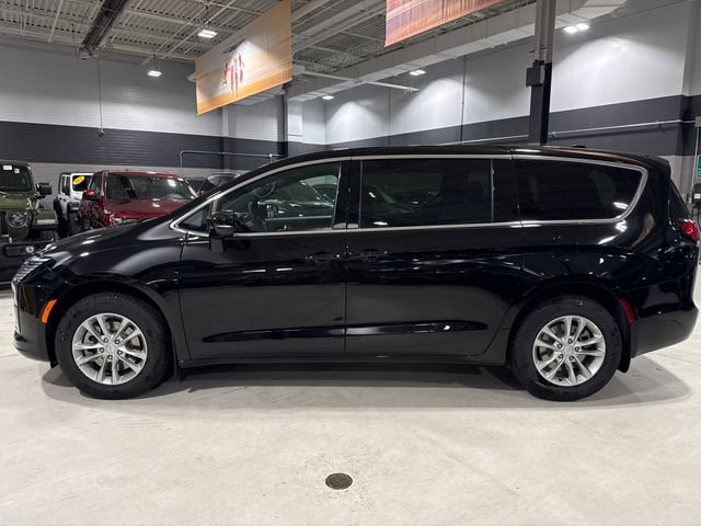 New 2027 Chrysler Pacifica Select w/ Family Tech Group AWD/4WD image 13