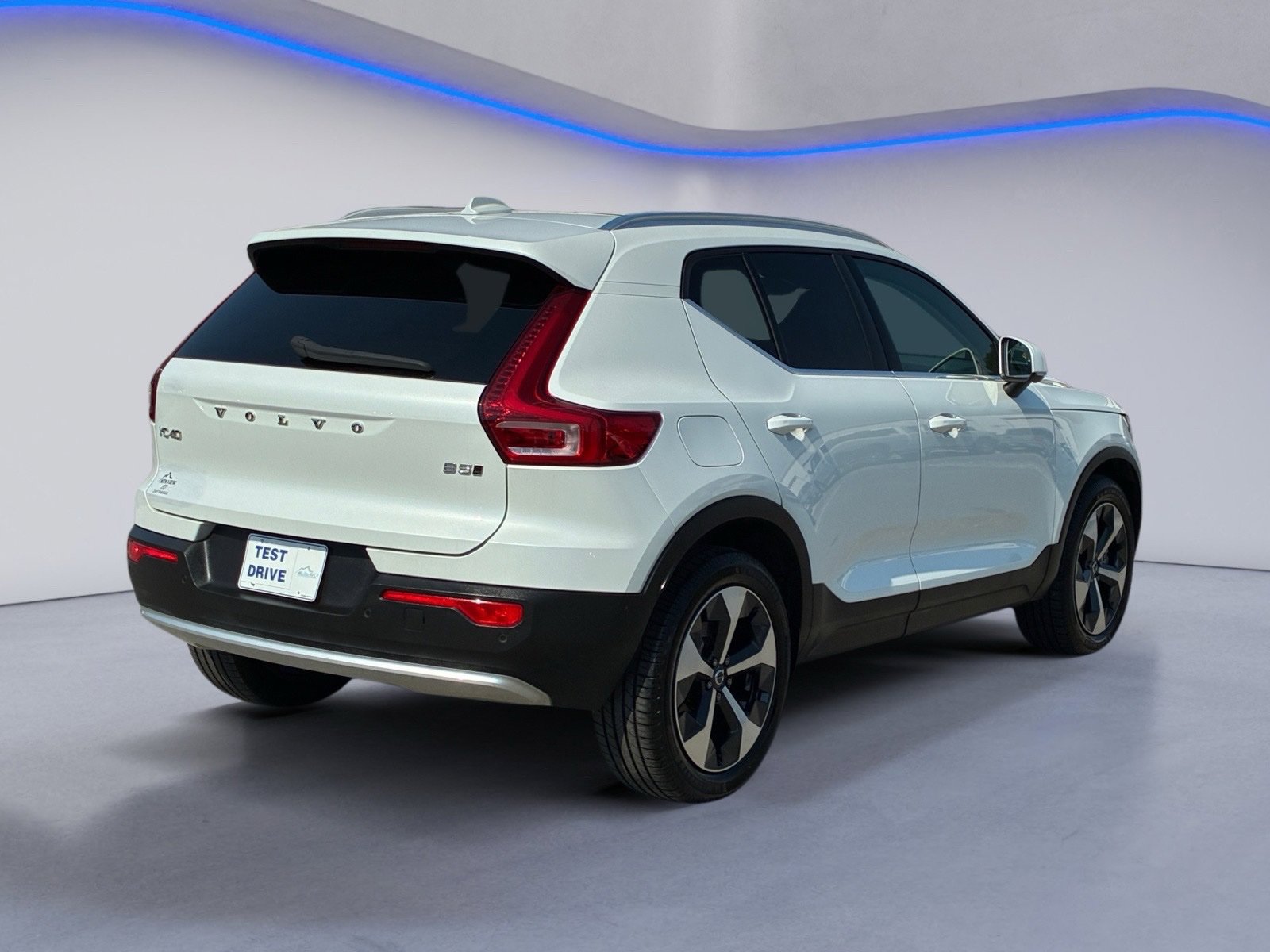 Used 2024 Volvo XC40 B5 Plus AWD/4WD image 3
