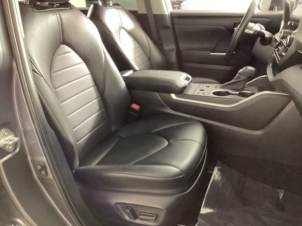 Used 2023 Toyota Highlander XLE AWD/4WD image 18