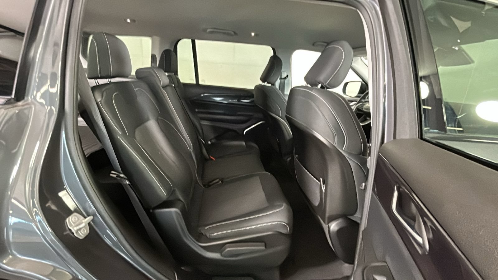 Used 2021 Jeep Grand Cherokee L Laredo w/ Luxury Tech Group I AWD/4WD image 34