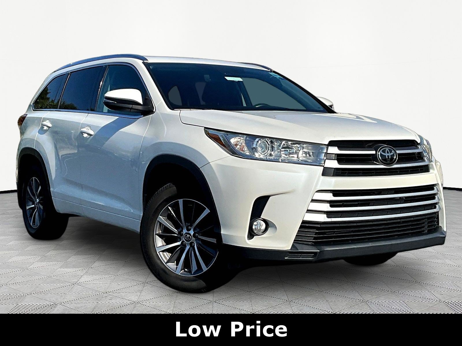Used 2018 Toyota Highlander XLE AWD/4WD image 3