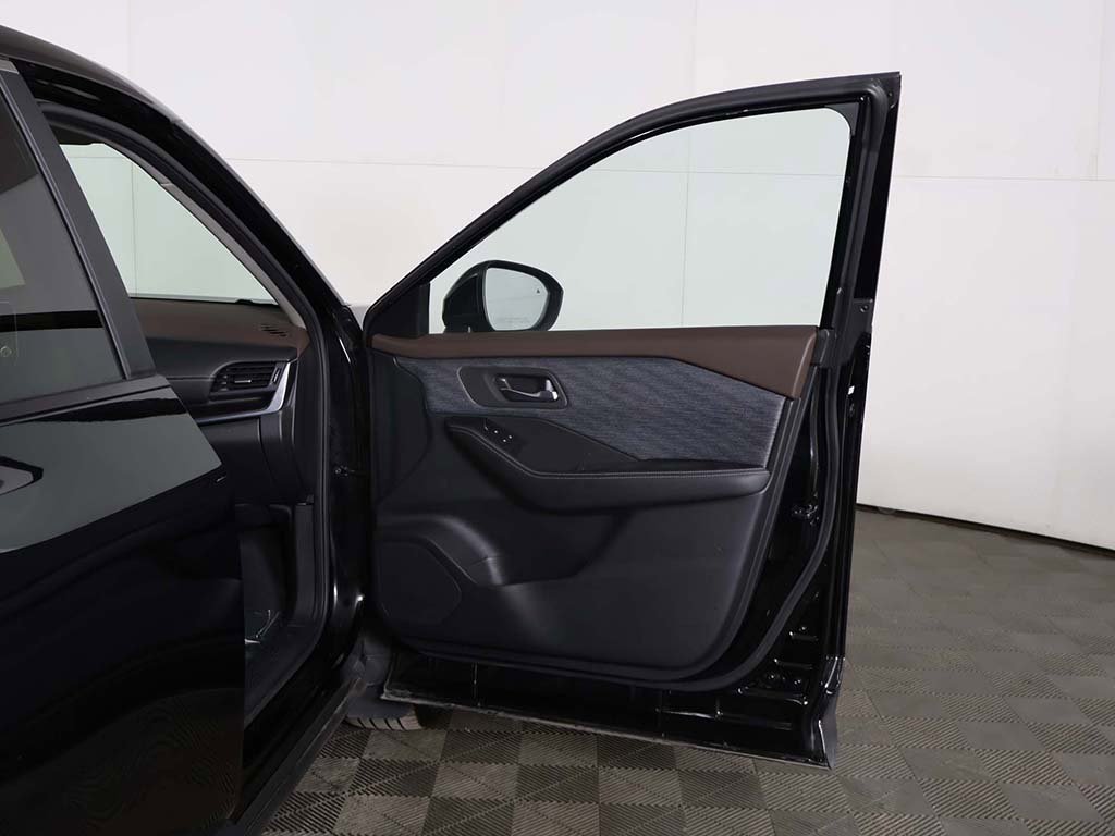 Used 2023 Nissan Rogue SV image 17