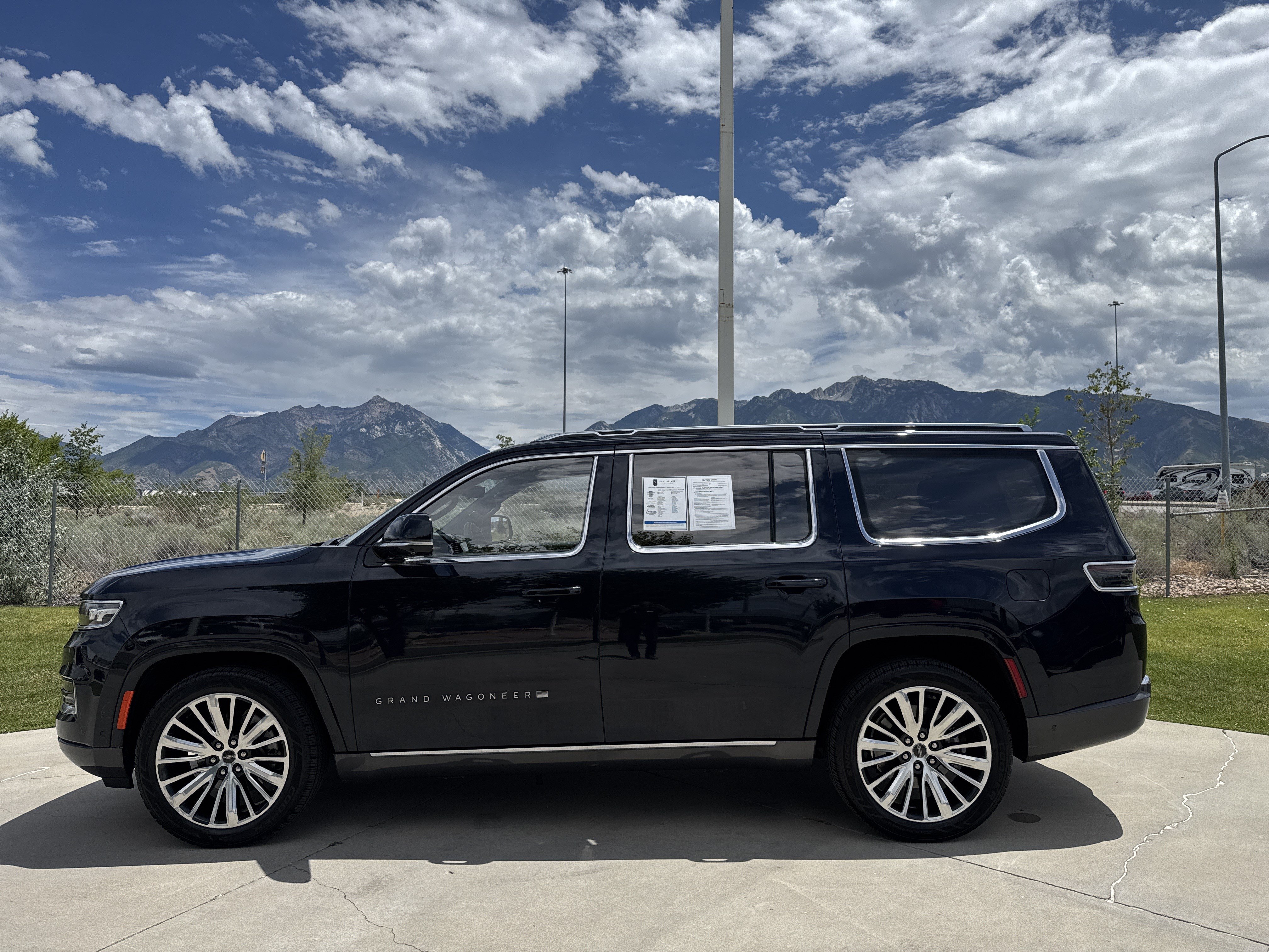 Used 2022 Jeep Grand Wagoneer Series III w/ Rear Seat Video Group 1 AWD/4WD image 2