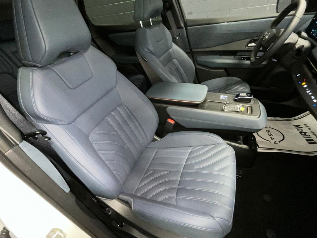Used 2025 Nissan Ariya Platinum image 10