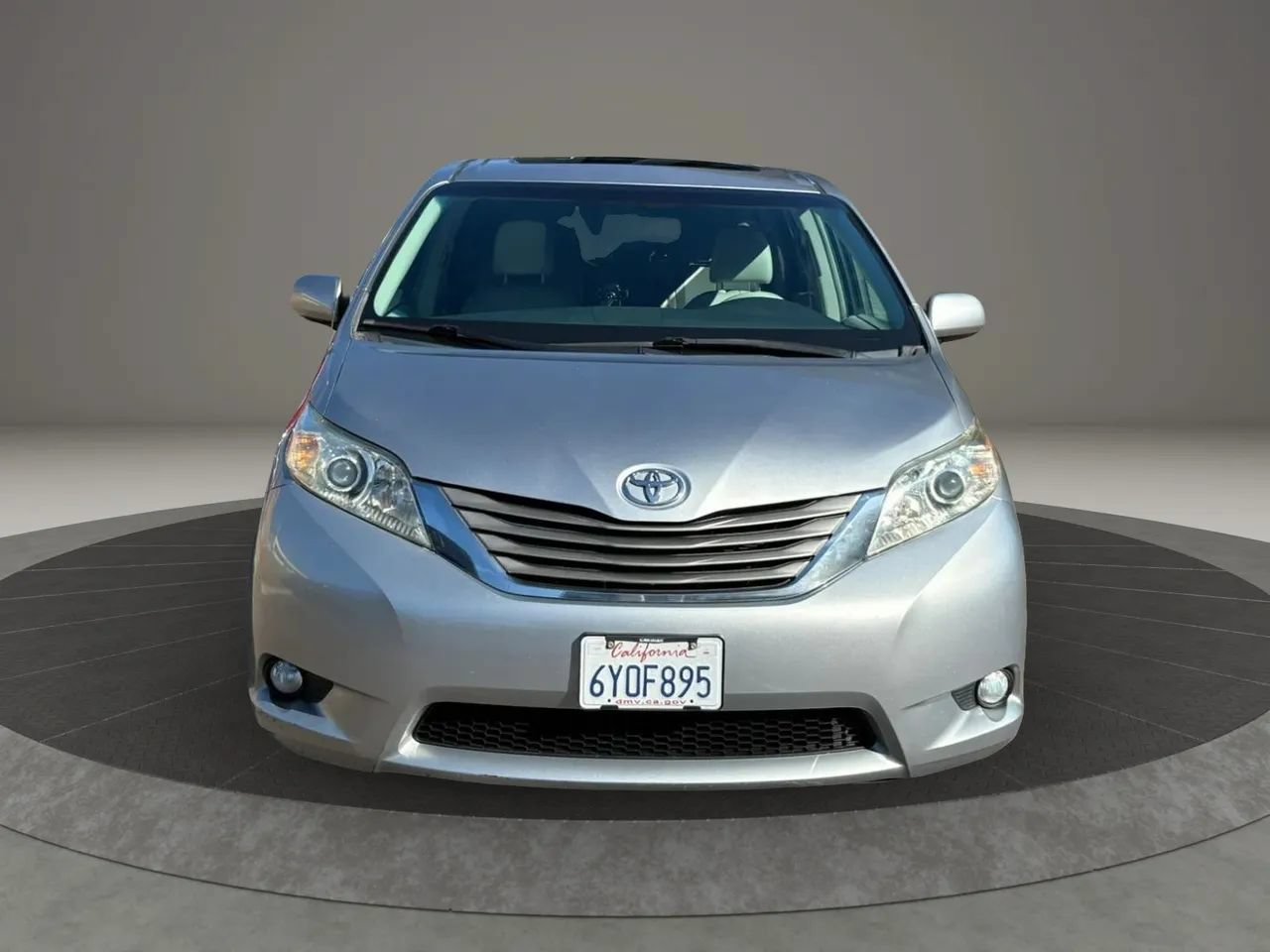 Used 2013 Toyota Sienna XLE FWD image 2