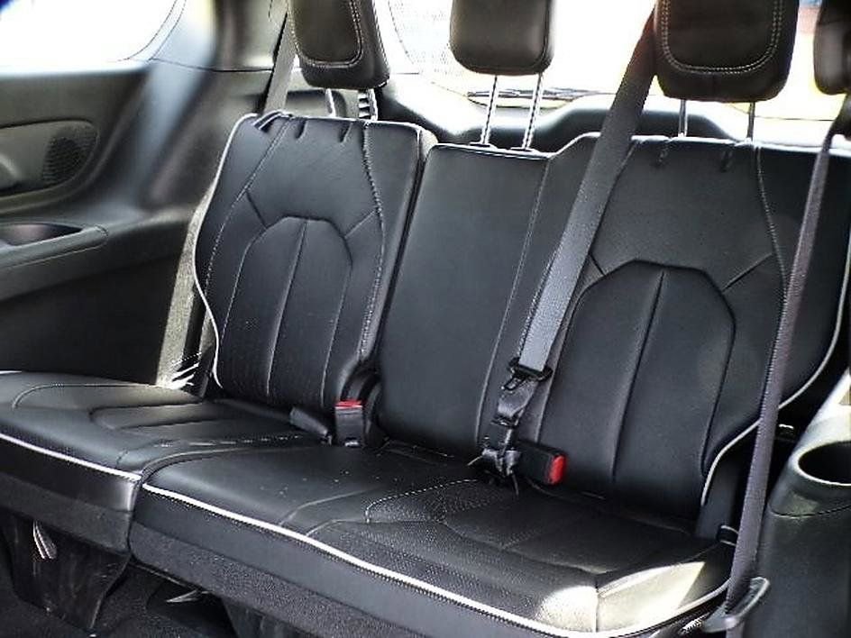 Used 2026 Chrysler Pacifica Limited FWD image 4