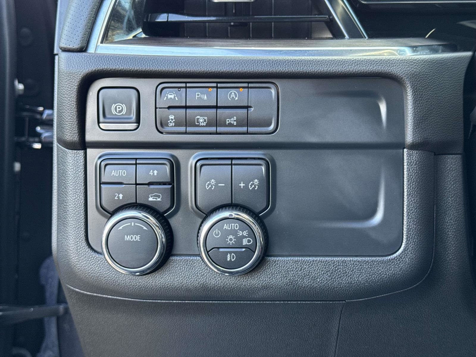 Certified 2025 Chevrolet Suburban Premier image 12