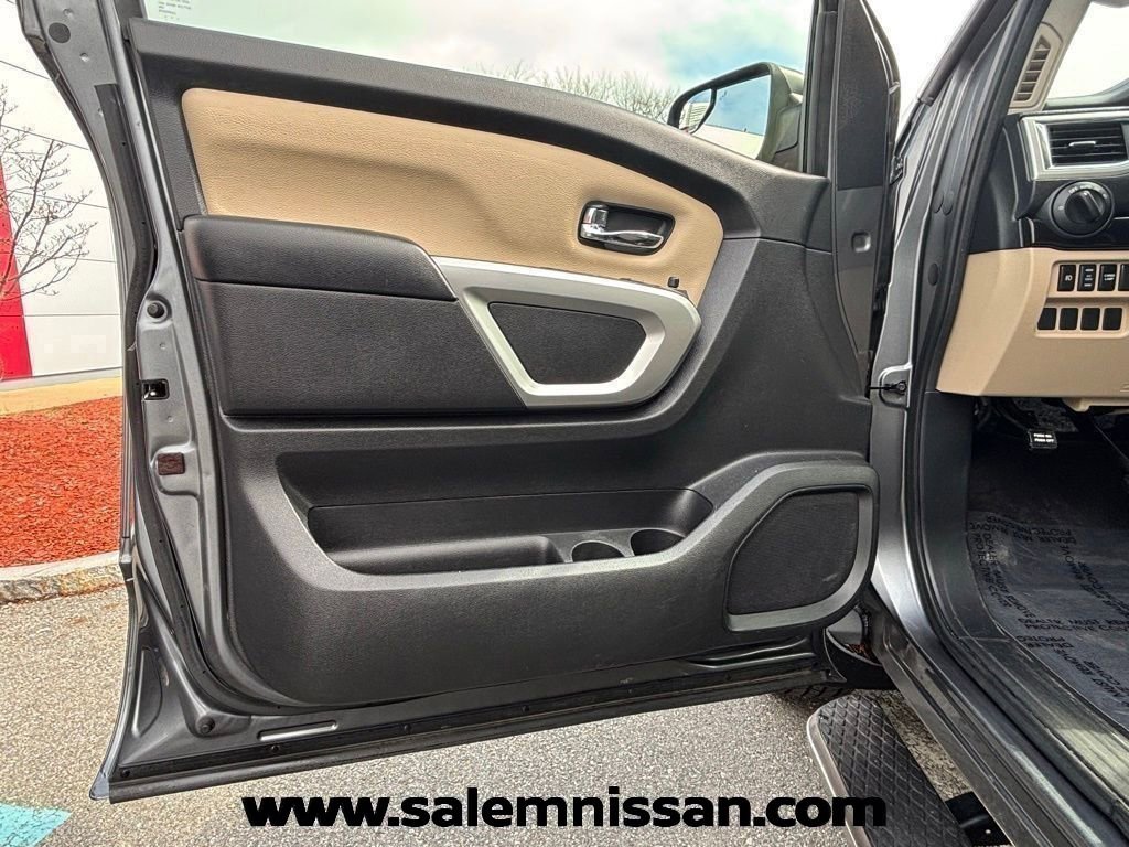 Used 2017 Nissan Titan SV image 9