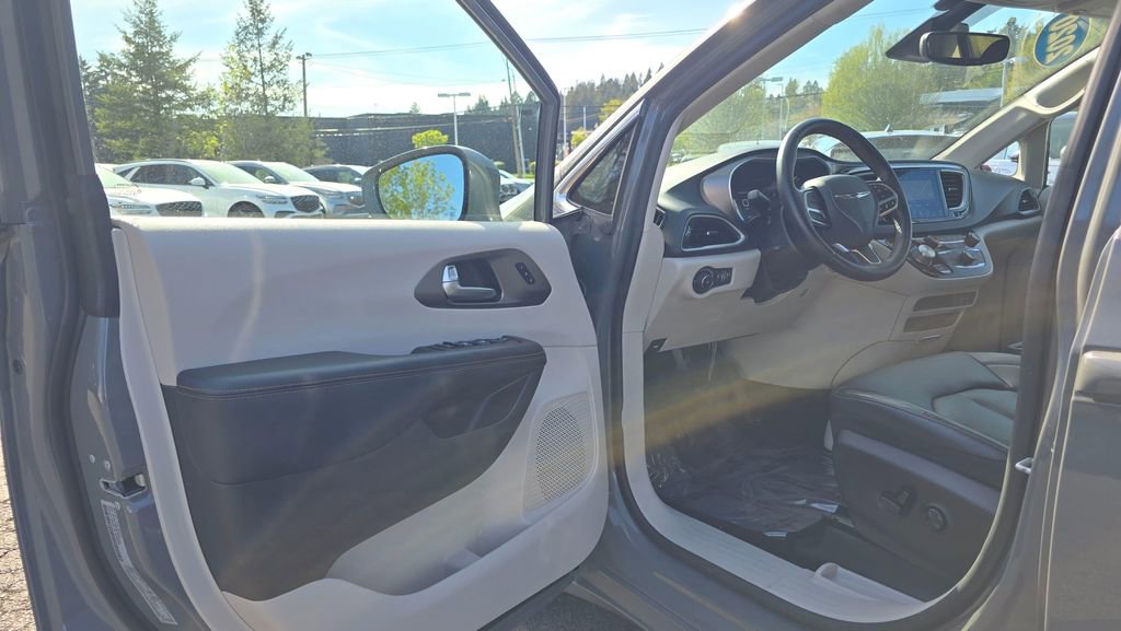 Used 2020 Chrysler Pacifica Touring-L image 20