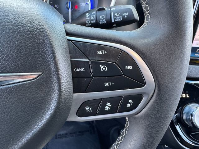 Used 2025 Chrysler Pacifica Select FWD image 24