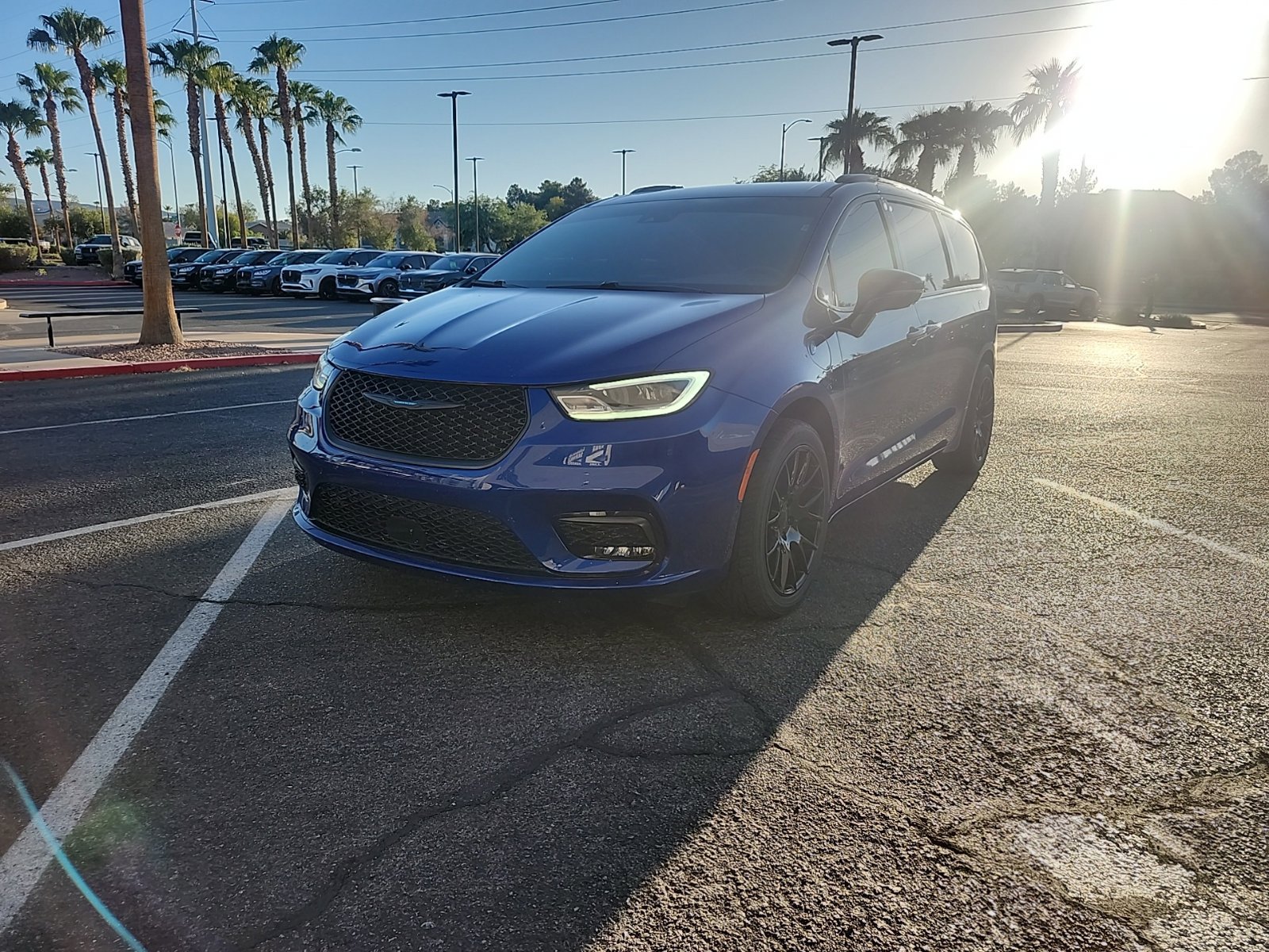 Used 2021 Chrysler Pacifica Limited w/ Uconnect Theater Family Group FWD image 2