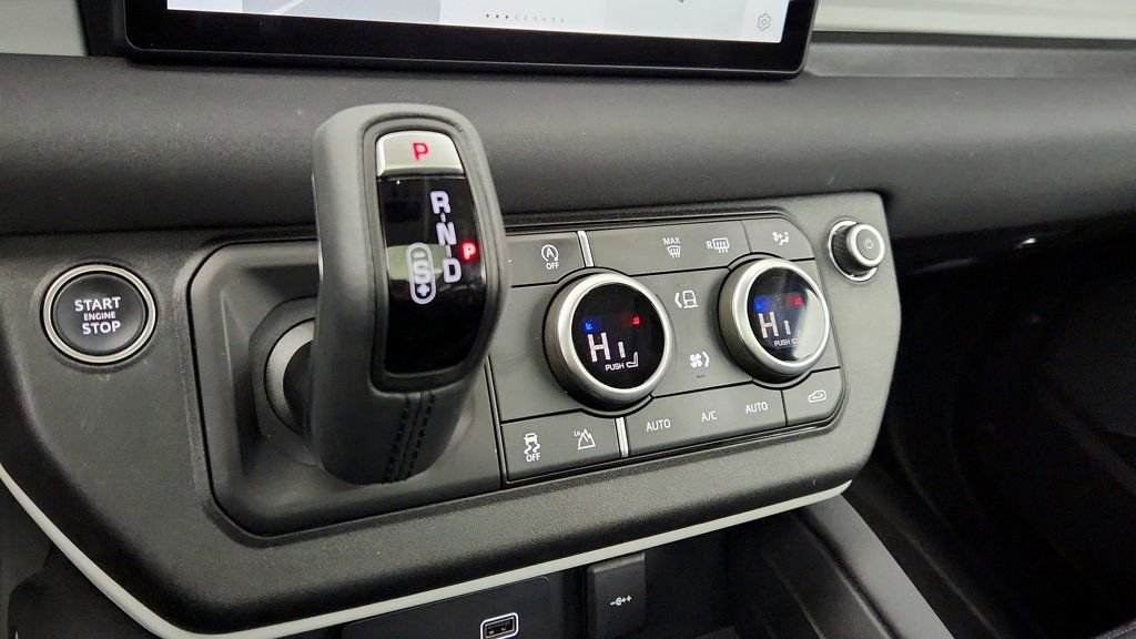 Used 2023 Land Rover Defender 90 SE image 17