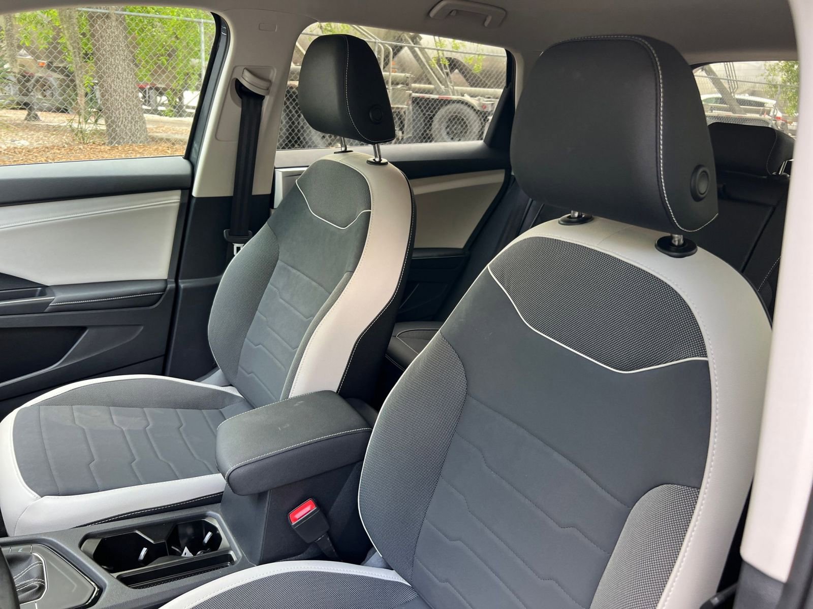 Used 2025 Volkswagen Taos SE image 37