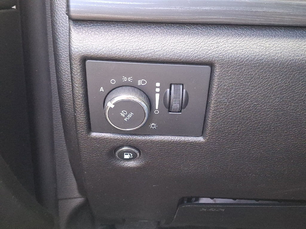 Used 2021 Jeep Grand Cherokee Laredo AWD/4WD image 26