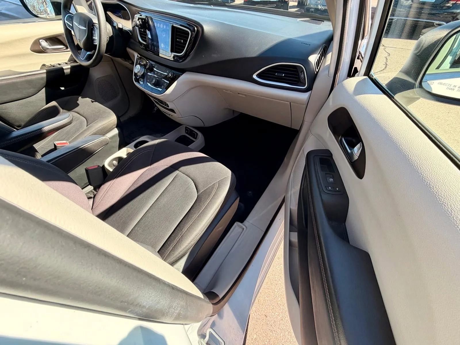 Used 2017 Chrysler Pacifica Touring w/ Tire & Wheel Group image 11