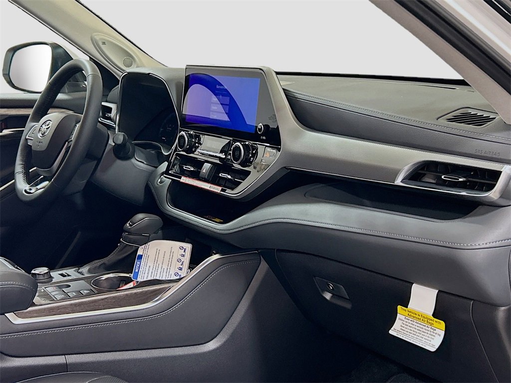 New 2025 Toyota Highlander Platinum image 28