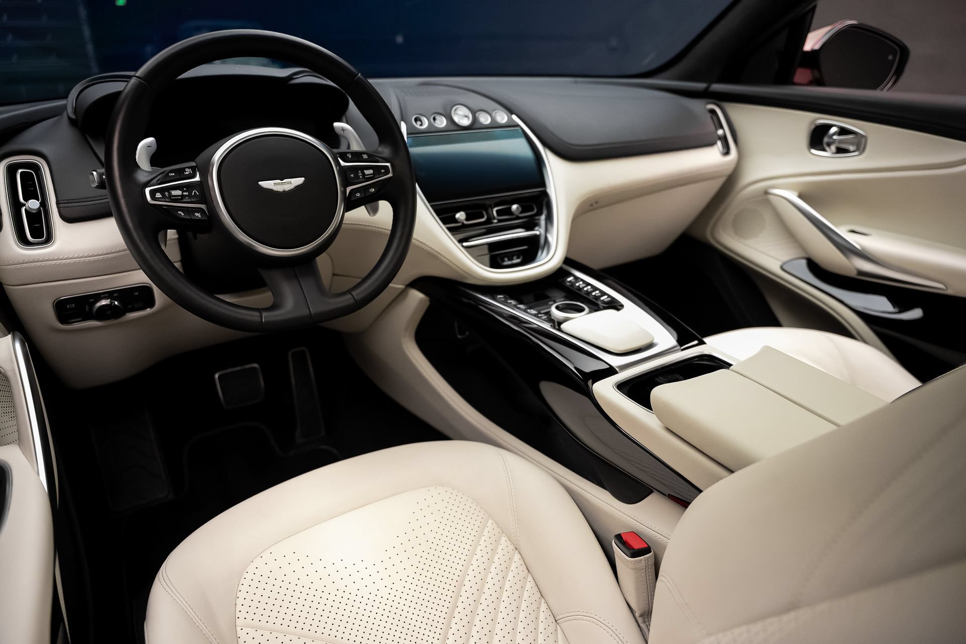 Used 2023 Aston Martin DBX AWD/4WD image 2