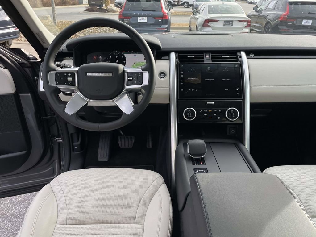 Used 2025 Land Rover Discovery S image 5