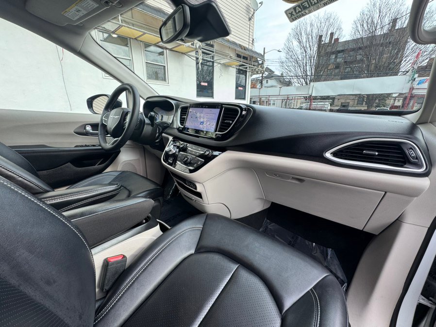 Used 2024 Chrysler Pacifica Touring-L image 30