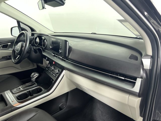 Used 2023 Kia Carnival LX FWD image 28