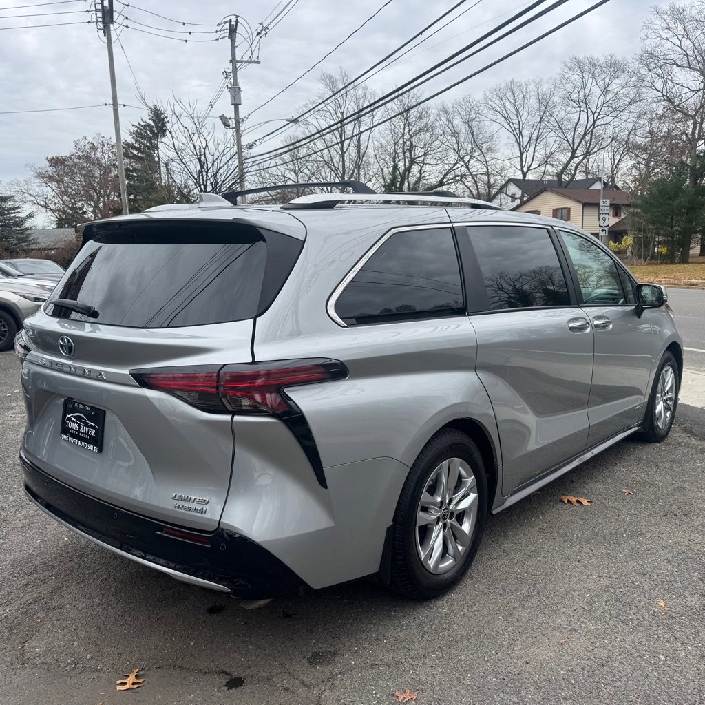 Used 2021 Toyota Sienna Limited image 5