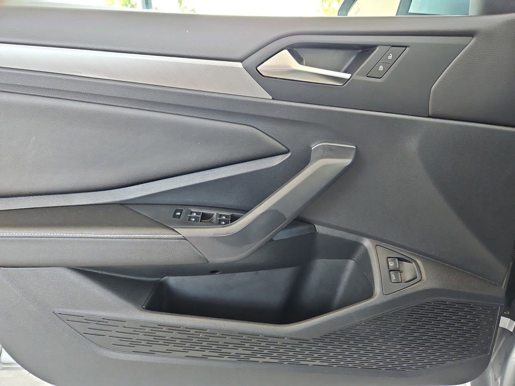 Used 2024 Volkswagen Jetta SE image 9