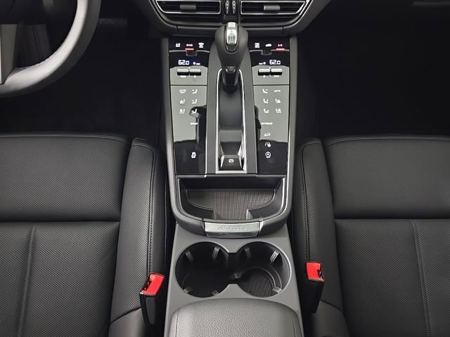 Certified 2026 Porsche Macan AWD/4WD image 21